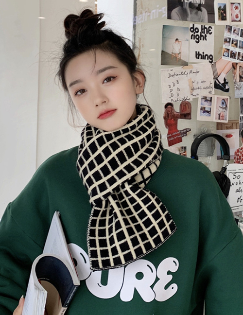 Fashion Black And White Woolen Knitted Field Scarf