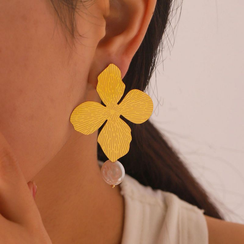 Fashion Gold Stainless Steel Flower Pearl Earrings