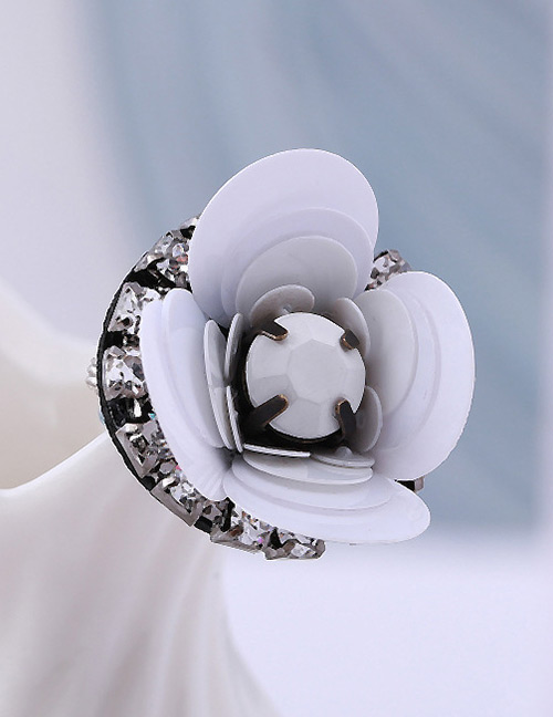 Fashion White Flower Shape Decorated Brooch